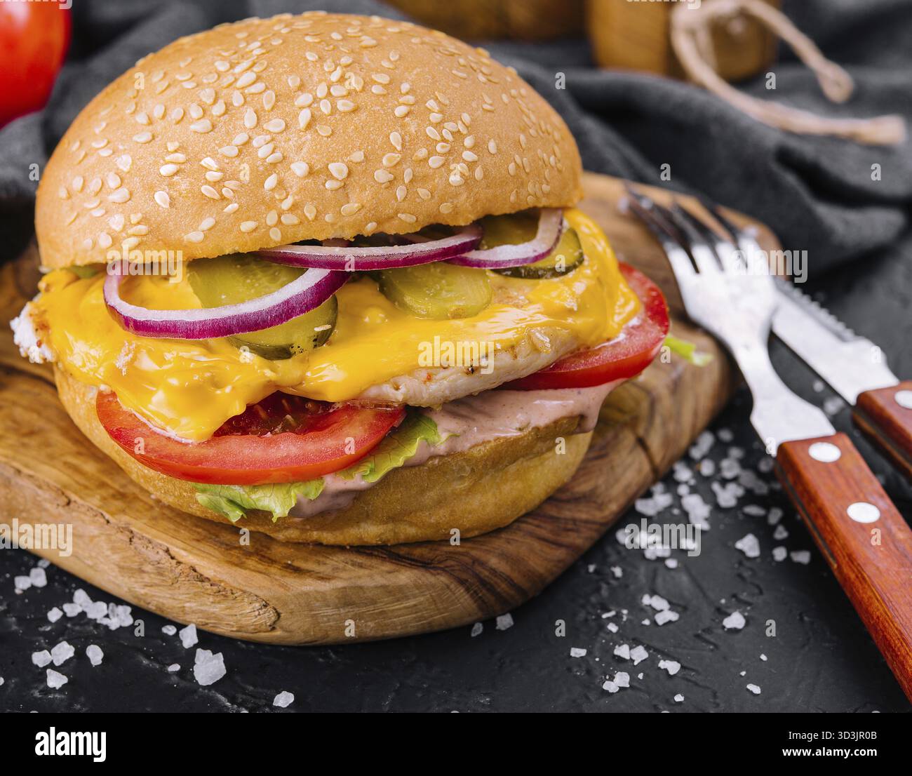 Cibo, hamburger americano con cotoletta di pollo su vassoio di legno Foto Stock