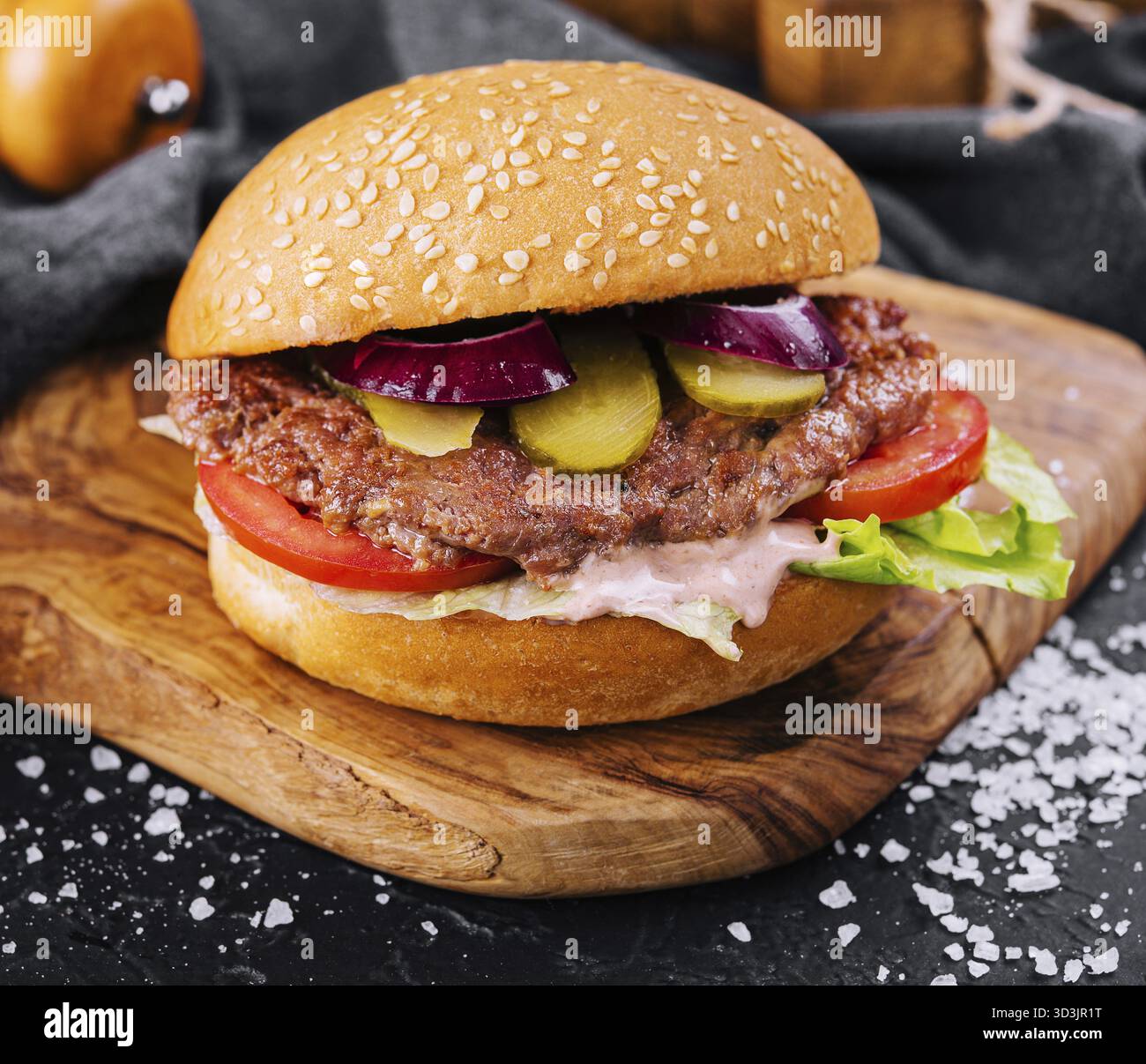 Cibo, primo piano di hamburger fatti in casa su vassoio di legno Foto Stock