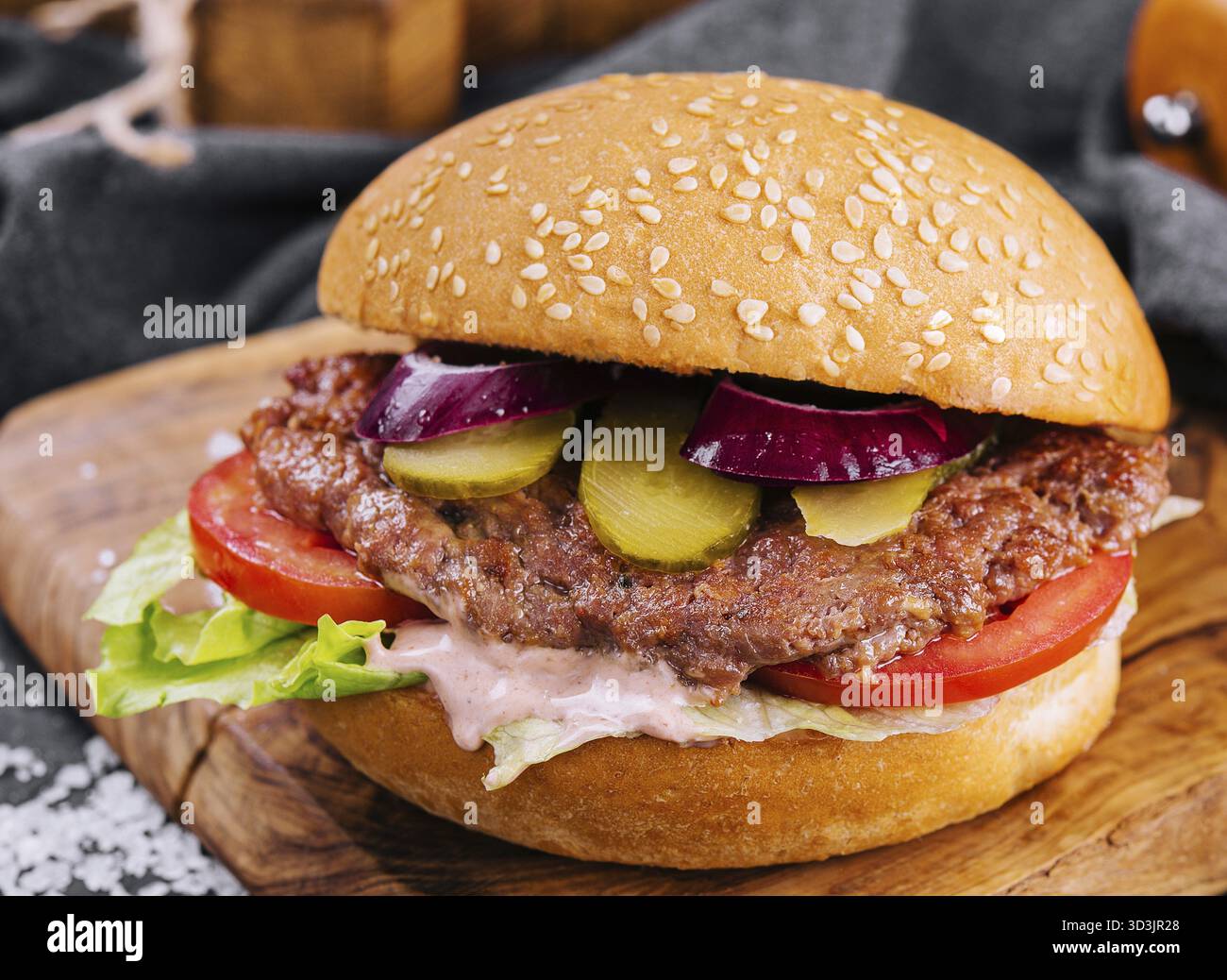 Cibo, primo piano di hamburger fatti in casa su vassoio di legno Foto Stock