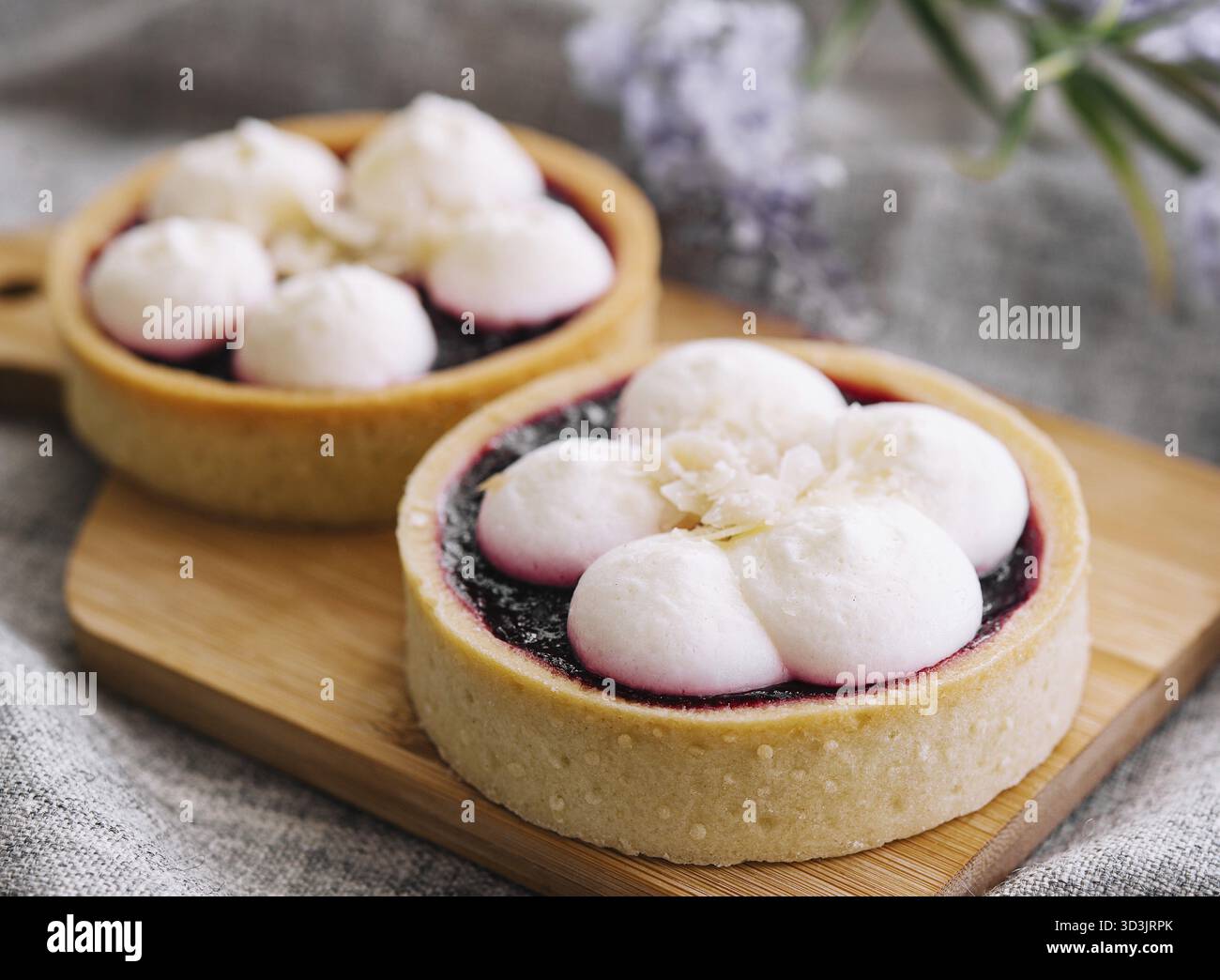 Cibo, cestino di dessert con marmellata di mirtilli su vassoio di legno Foto Stock