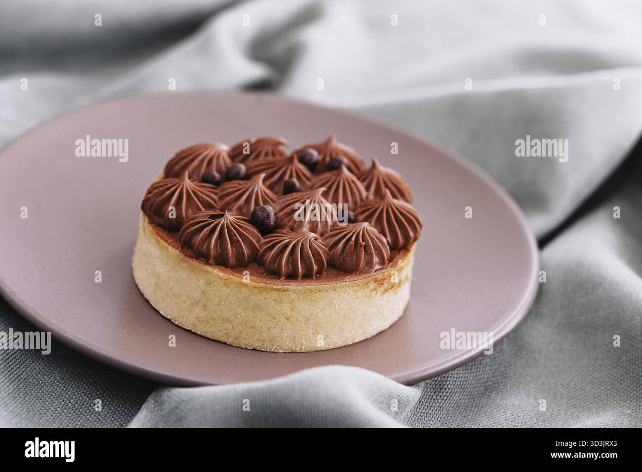Cibo, torta al cioccolato su un piatto di ceramica Foto Stock