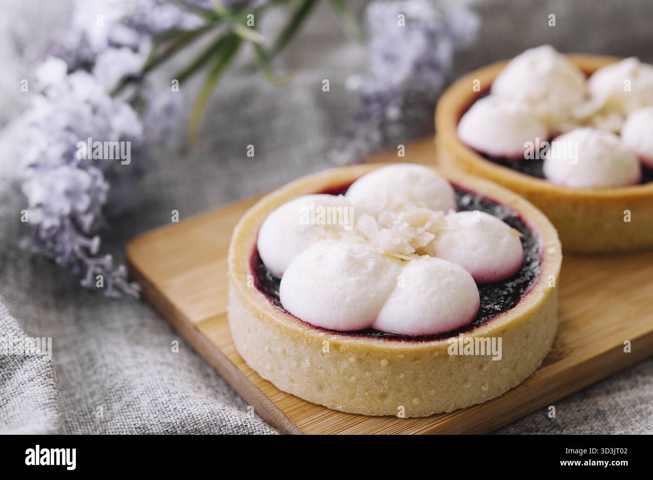 Cibo, cestino di dessert con marmellata di mirtilli su vassoio di legno Foto Stock