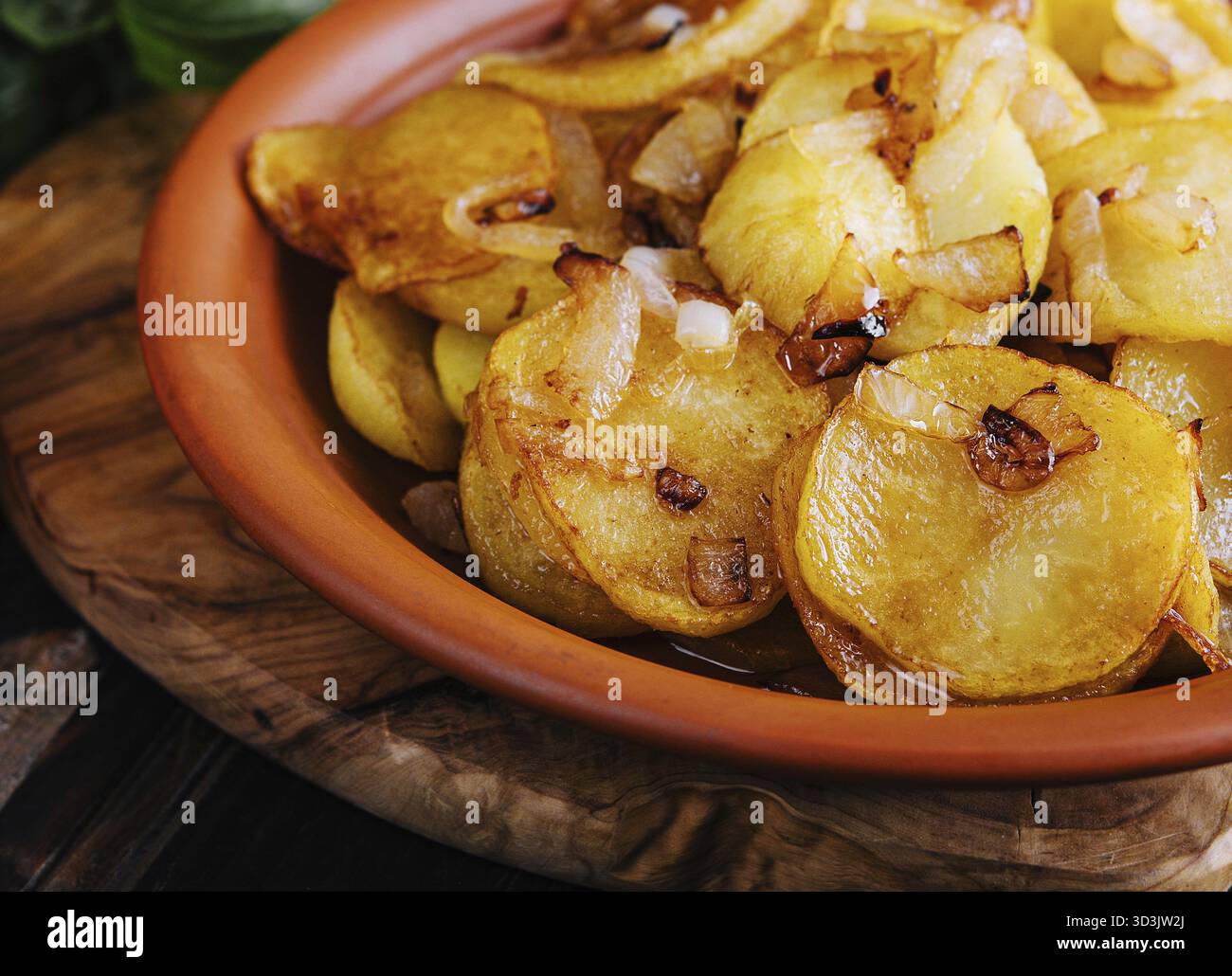 Cibo, patate fritte con cipolle su vassoio di legno Foto Stock