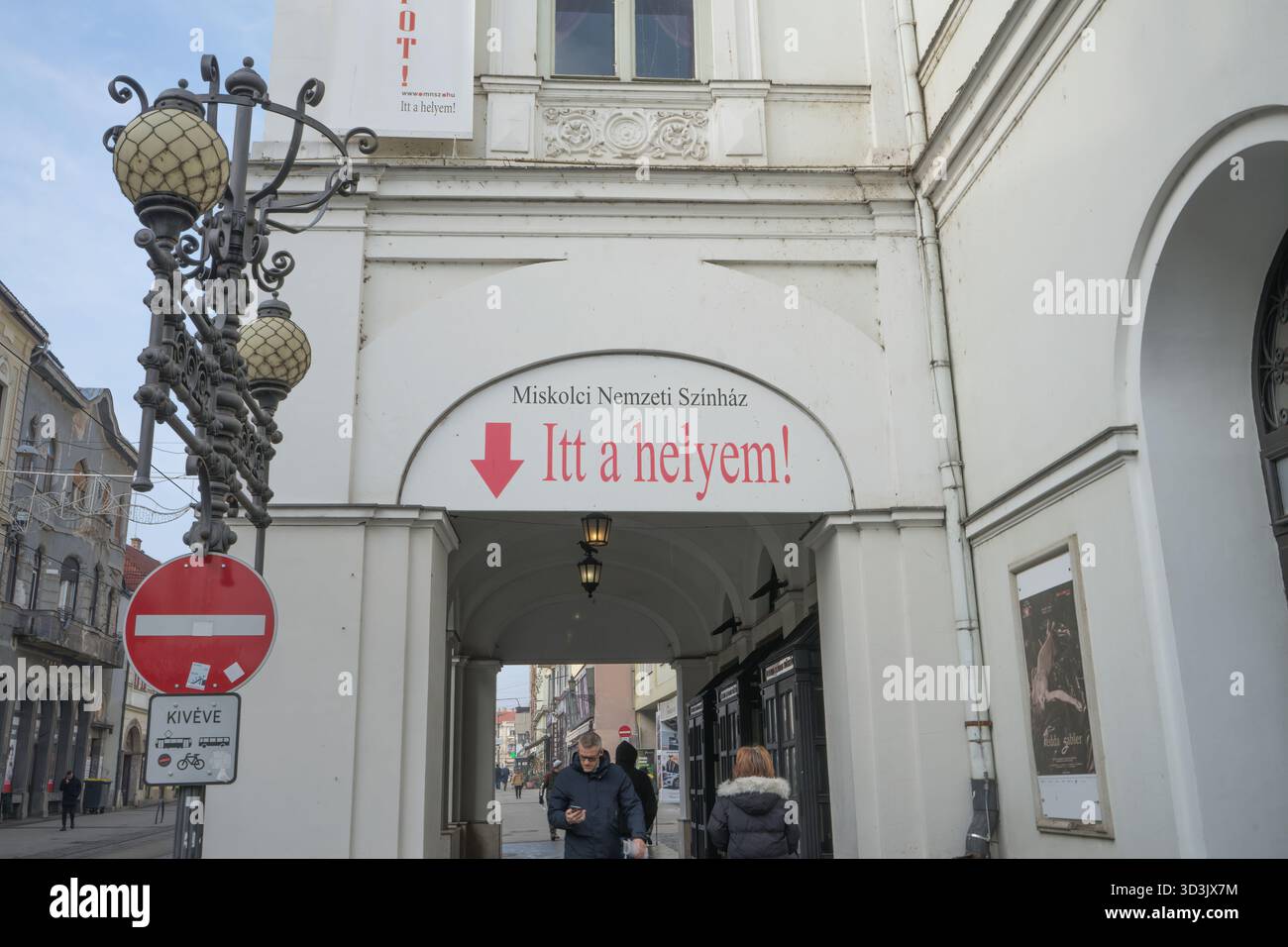 Facciata dello storico Teatro Nazionale nel centro di Miskolc, ingresso del teatro del XIX secolo sotto un portico ad arco. Foto Stock