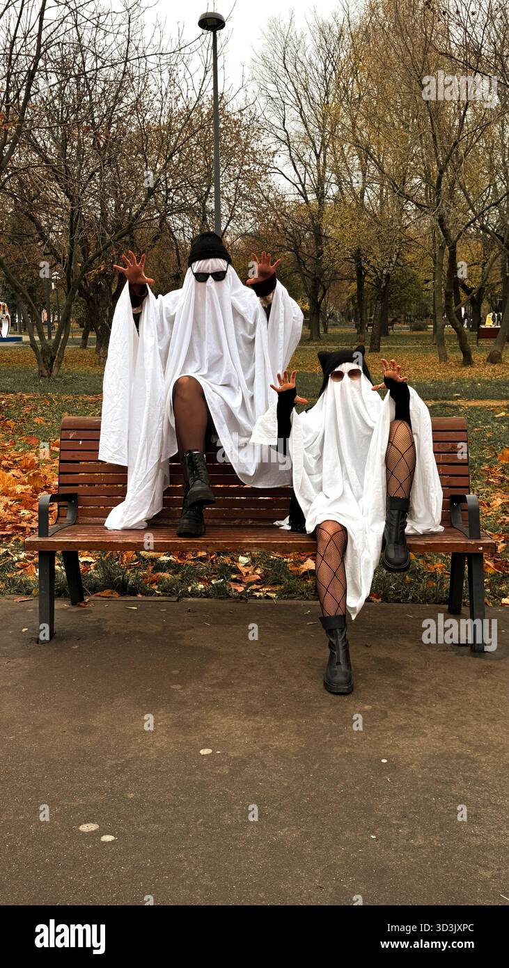 Due ragazze in costumi da ghost-sheet Foto Stock