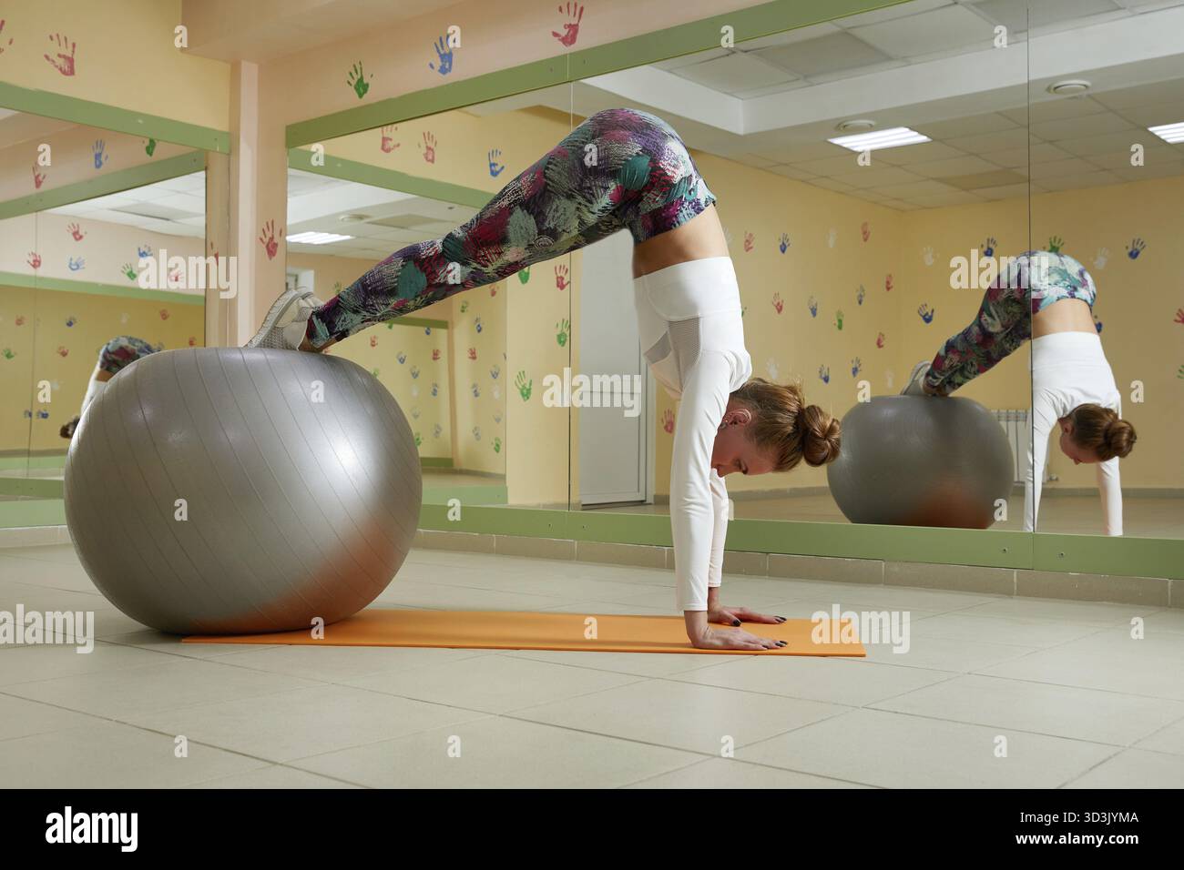 Giovane donna con fitball in palestra. Concetto di stile di vita sano, allenamento e dieta Foto Stock
