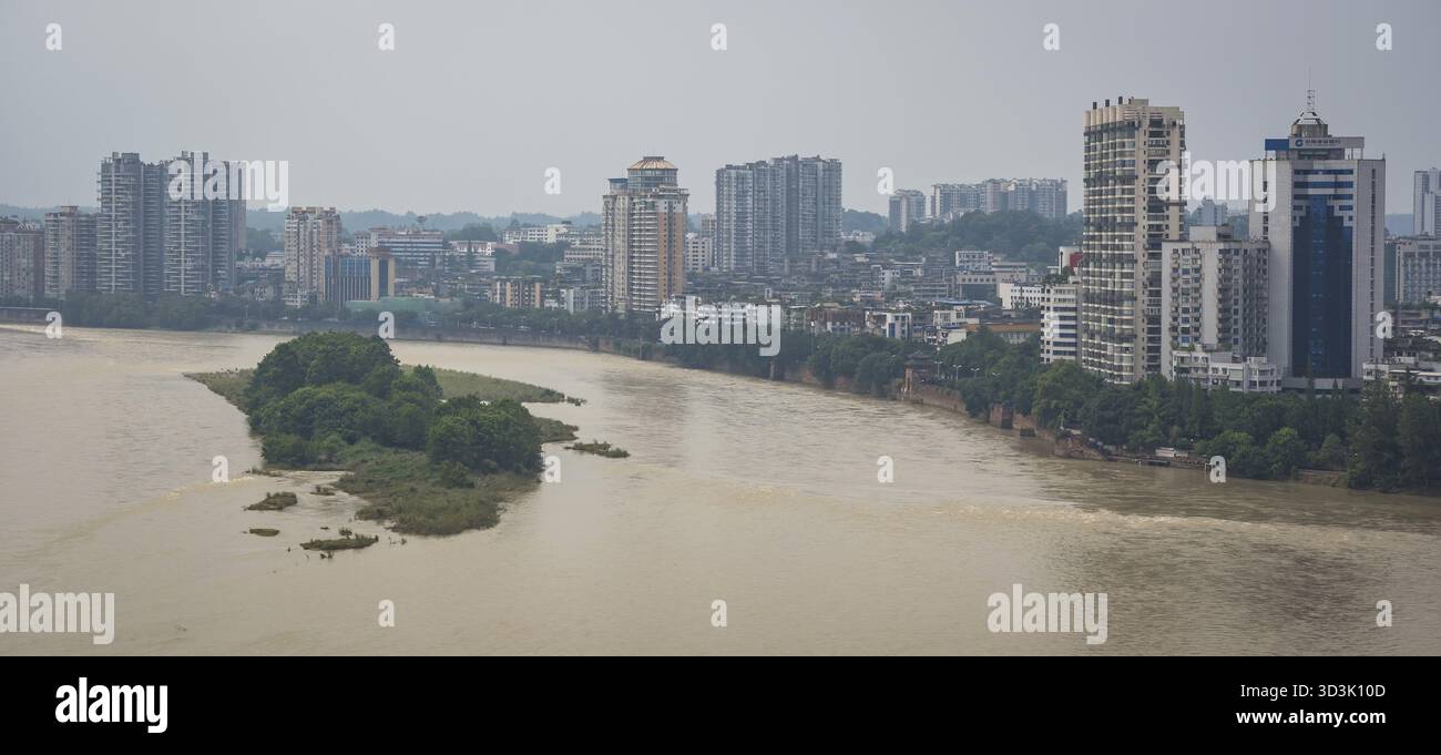 Leshan, Cina - Luglio 2019 : Vista panoramica della città di Leshan, situata alla confluenza del fiume min e del fiume Dadu nella parte meridionale di Sichu Foto Stock