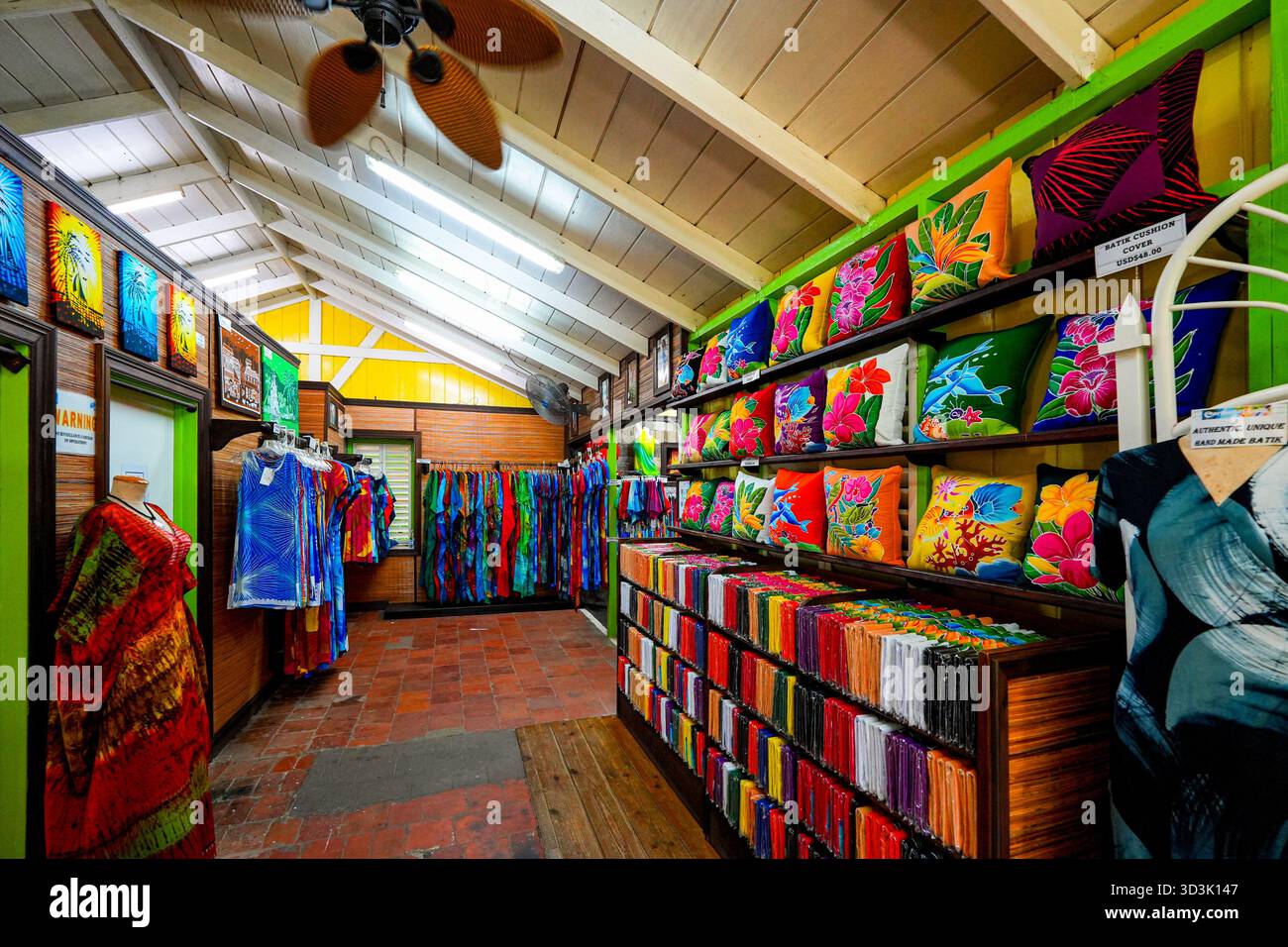 Caribelle Batik negozio di artigianato locale a Romney Manor sull'isola di Saint Kitts nei Caraibi - vivace tessuto di cotone tinto a mano realizzato con una tintura di cera d'api Foto Stock