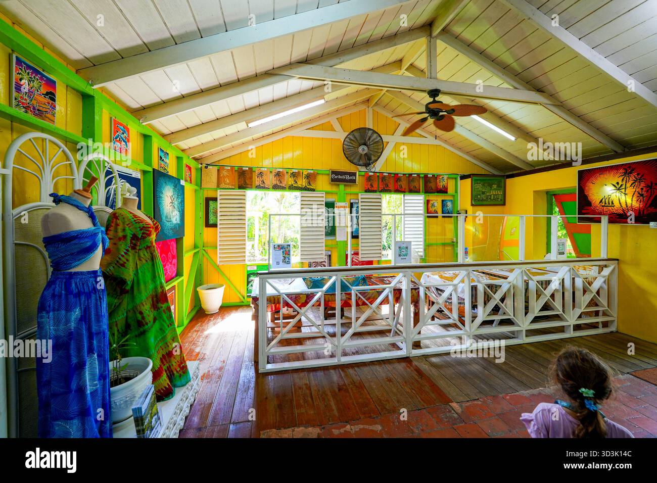 Caribelle Batik negozio di artigianato locale a Romney Manor sull'isola di Saint Kitts nei Caraibi - vivace tessuto di cotone tinto a mano realizzato con una tintura di cera d'api Foto Stock