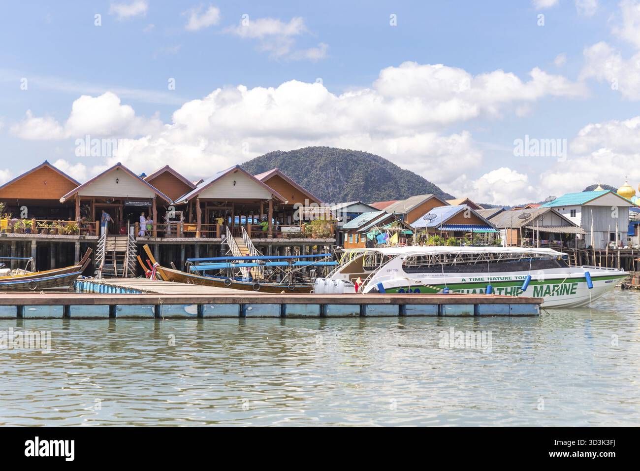 THAILANDIA, PHUKET, 2018 - Ko Panyi il villaggio dei Gipsy sull'acqua Foto Stock