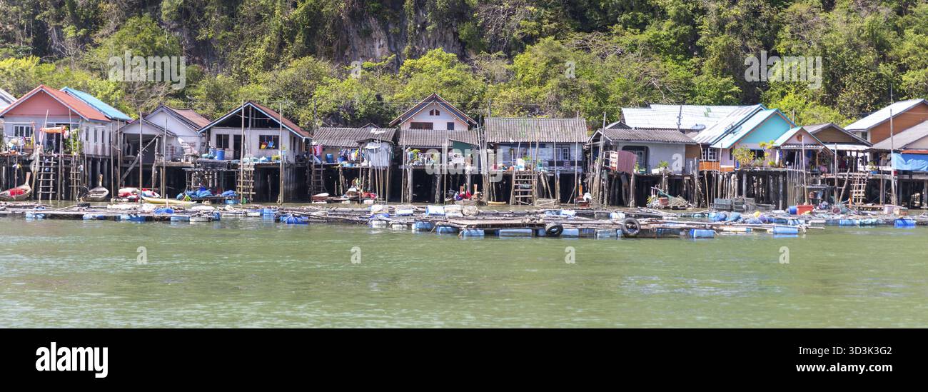 THAILANDIA, PHUKET, 2018 - Ko Panyi il villaggio dei Gipsy sull'acqua Foto Stock