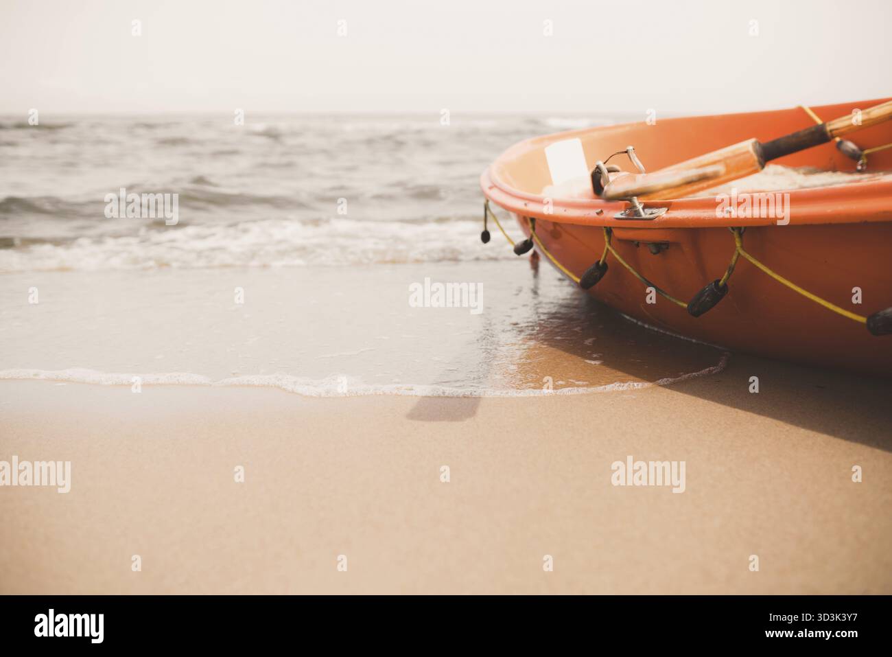 Bagnino arancione la barca di salvataggio sulla spiaggia in estate Foto Stock