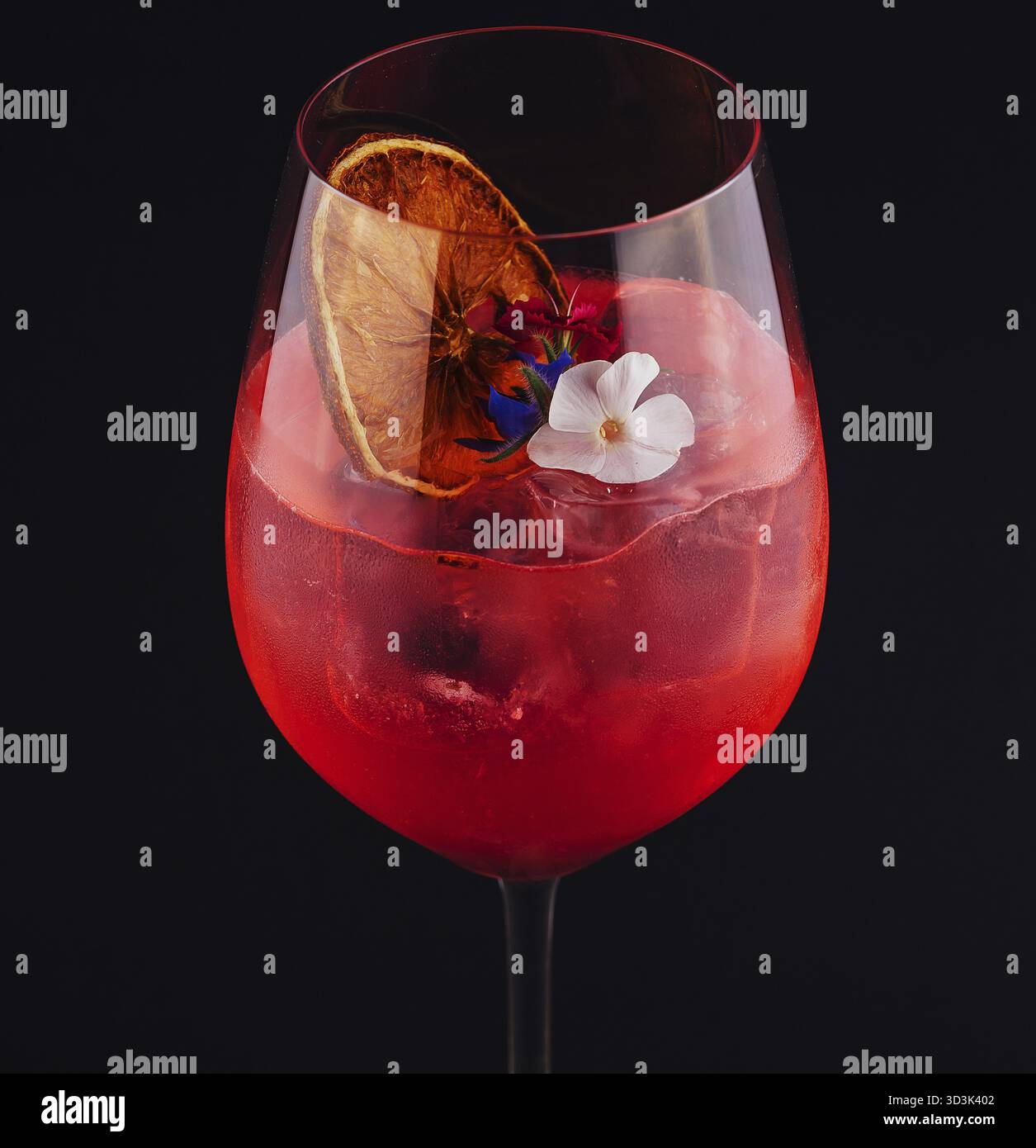Cibo, cocktail Negroni con buccia d'arancia e ghiaccio Foto Stock