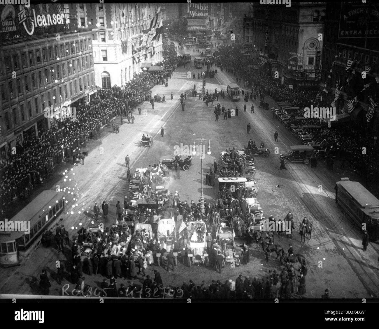 Gara automobilistica New York-Parigi 1908, ispezione prima della partenza a Times Square. Foto Stock
