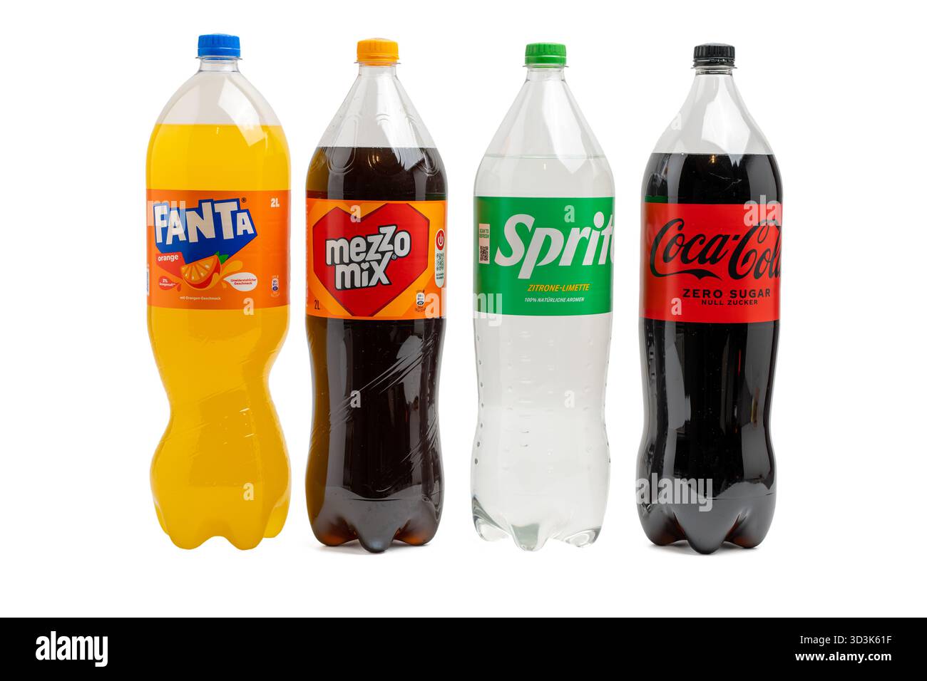 Germania Berlino 6 novembre 2025. Bottiglie di bibite analcoliche assortite. Quattro bottiglie da 2 l di Fanta, mezzo Mix, Sprite e Coca-Cola Zero Sugar. Popolare drin morbido Foto Stock