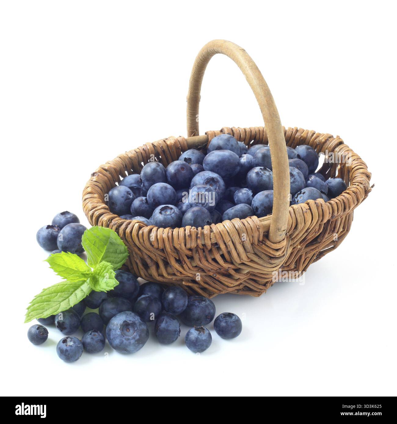 Mirtilli freschi in un cesto di vimini isolato su bianco Foto Stock