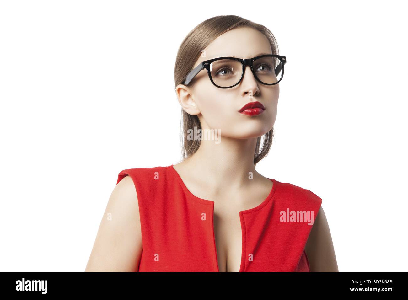 Ritratto di una donna dai capelli leciti con labbra rosse che indossa abiti e occhiali rossi. Isolato Foto Stock