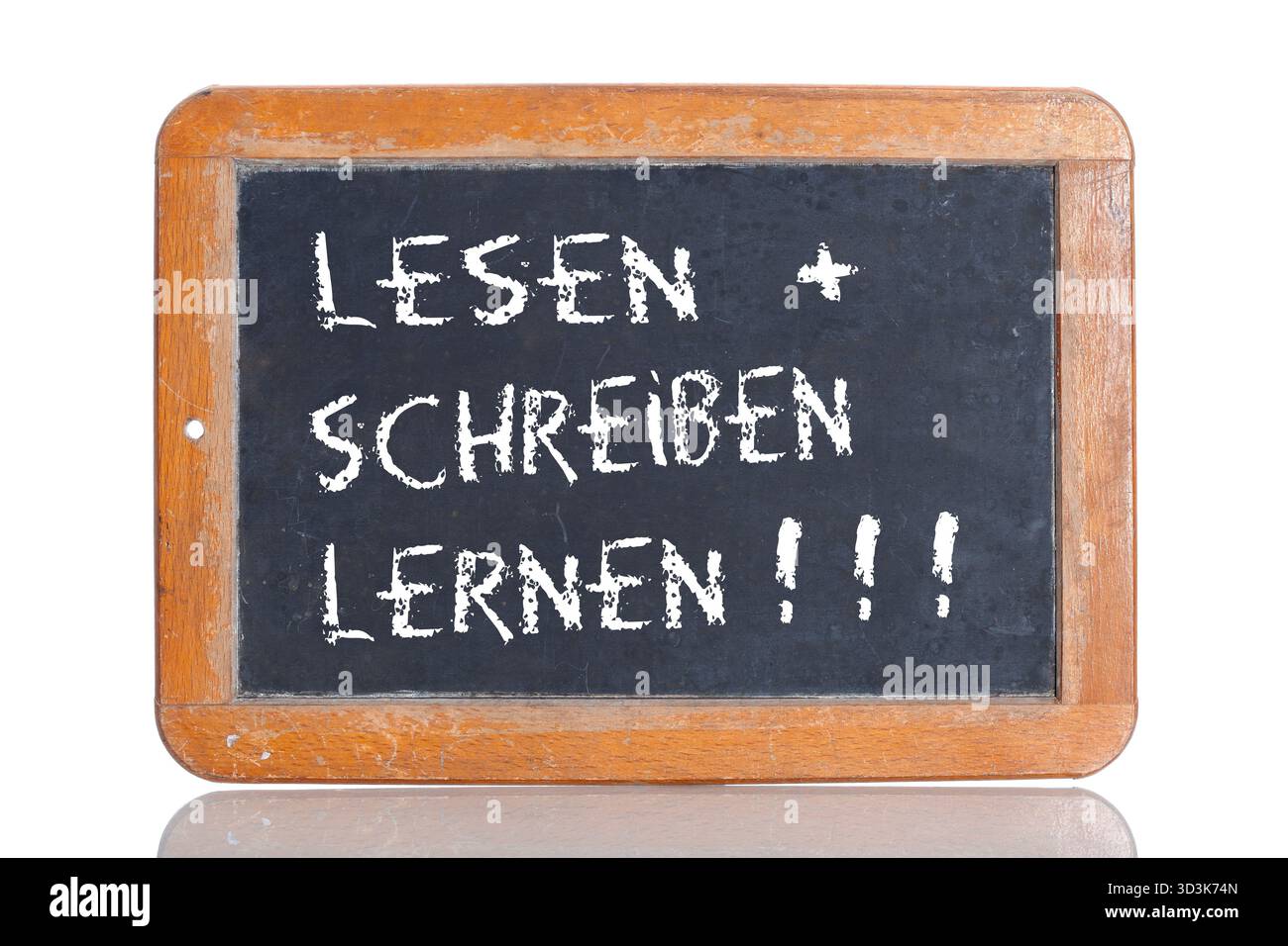 Vecchia lavagna, scritta "LESEN UND SCHREIBEN LERNEN", tedesco per "IMPARARE A LEGGERE E SCRIVERE" Foto Stock