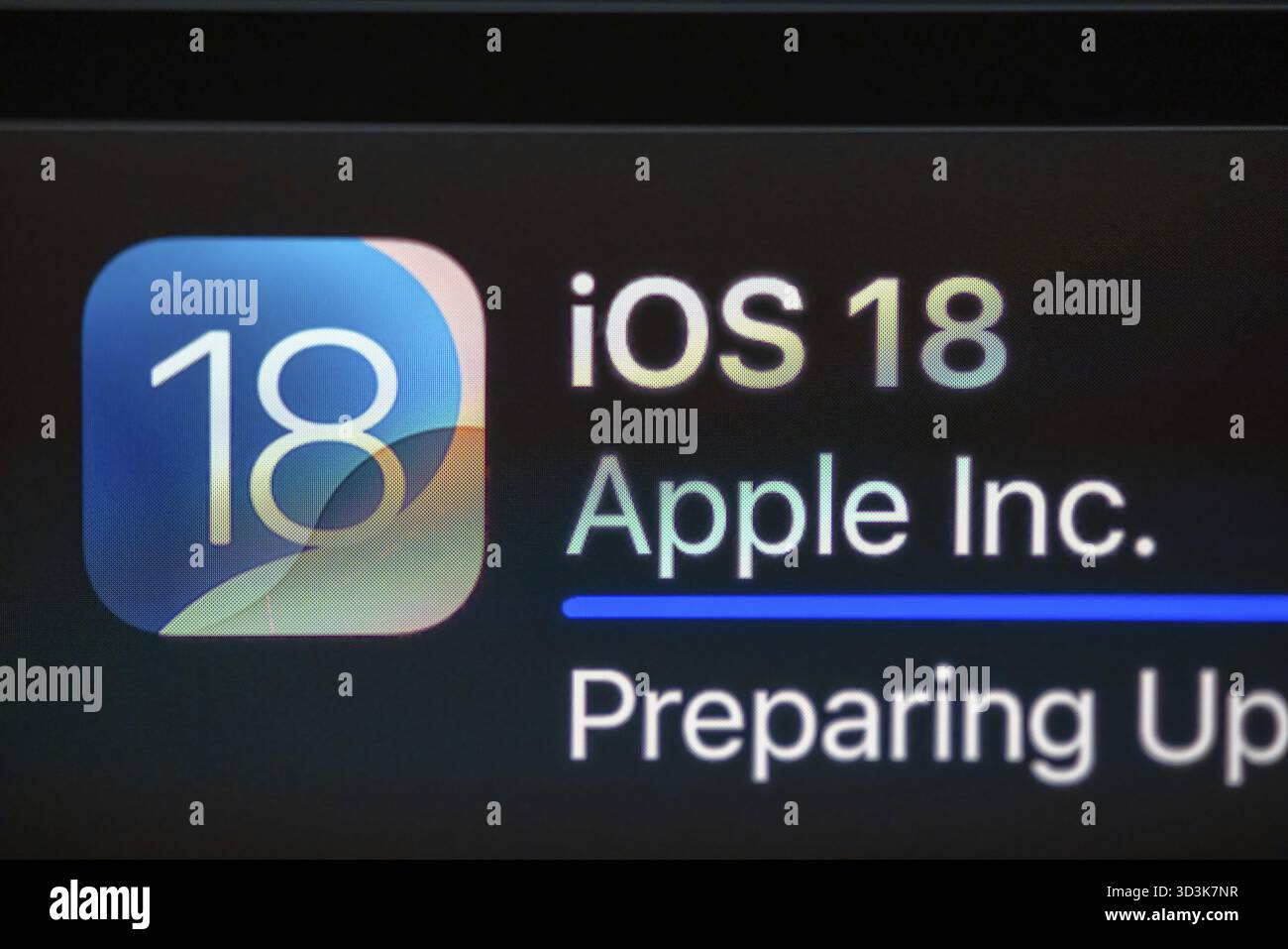 Calgary, Alberta, Canada. 21 settembre 2024. Una macro vicino all'icona iPadOS 18 mentre un iPad Pro sta installando un aggiornamento Foto Stock