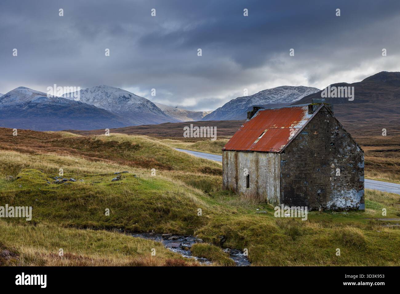 Un edificio abbandonato nella remota natura selvaggia di Torridon nelle Highlands scozzesi. Foto Stock