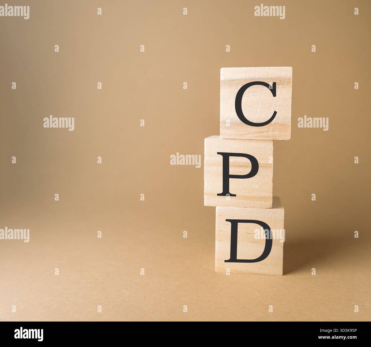 Tre blocchi di legno impilati uno sopra l'altro con le lettere CPD. Sviluppo professionale continuo Foto Stock