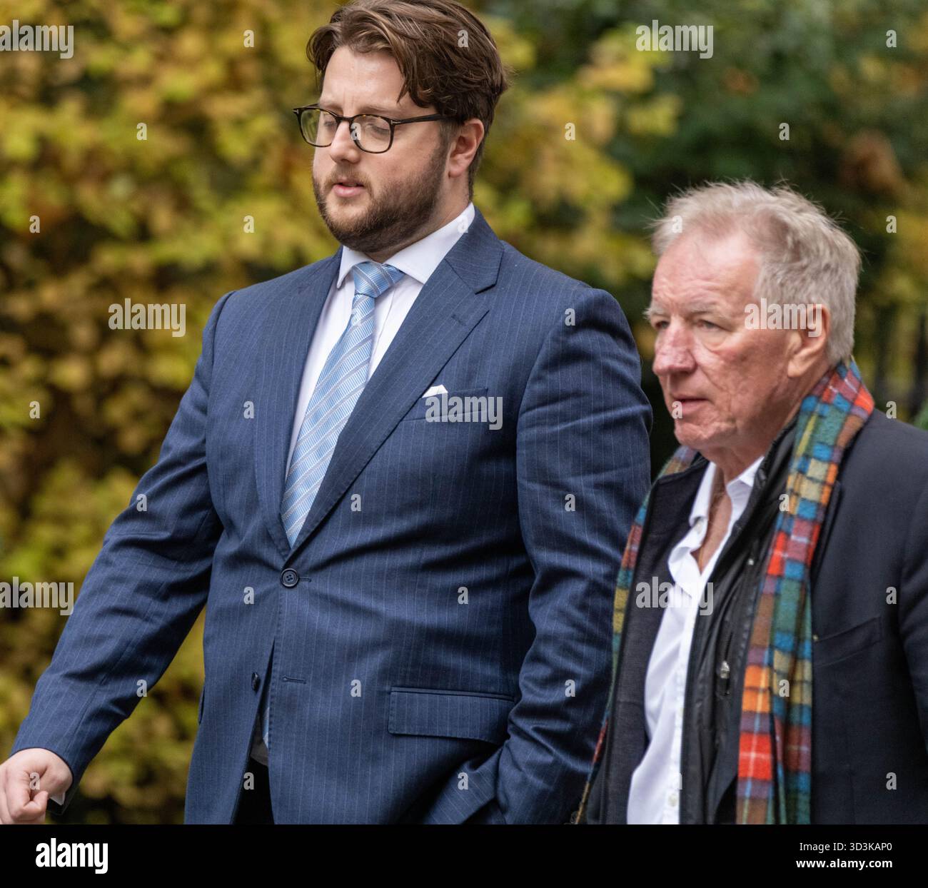 Londra, Regno Unito. 6 novembre 2026. Rory Tanner, responsabile degli affari governativi del Regno Unito presso Revolut e Martin Gilbert, co-fondatore di Aberdeen Asset Management e presidente di Revolut in Downing Street, Londra. Credito: Ian Davidson/Alamy Live News Foto Stock