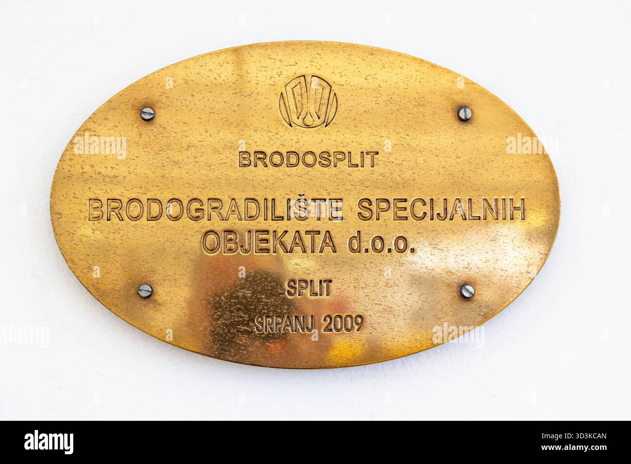 SPALATO, CROAZIA, 10.22.2025: Placca ovale in ottone con viti, incisa con il nome della società Brodogradilište Specijalnih Objekata d.o.o., Spalato e Th Foto Stock