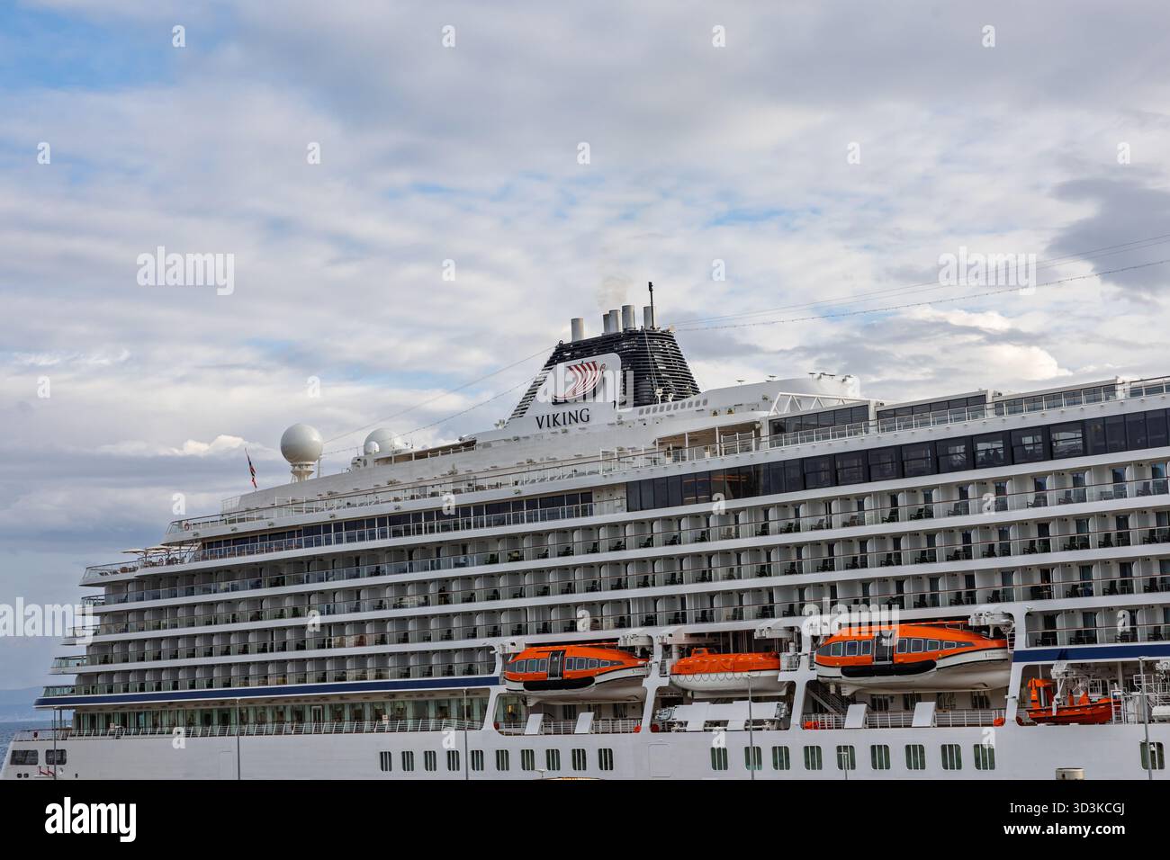 SPALATO, CROAZIA, 10.22.2025: Una grande nave da crociera di lusso chiamata Viking Vesta è ormeggiata al porto, con diversi ponti, balconi e un elegante W Foto Stock