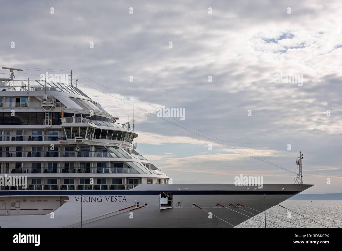 SPALATO, CROAZIA, 10.22.2025: Una grande nave da crociera di lusso chiamata Viking Vesta è ormeggiata al porto, con diversi ponti, balconi e un elegante W Foto Stock