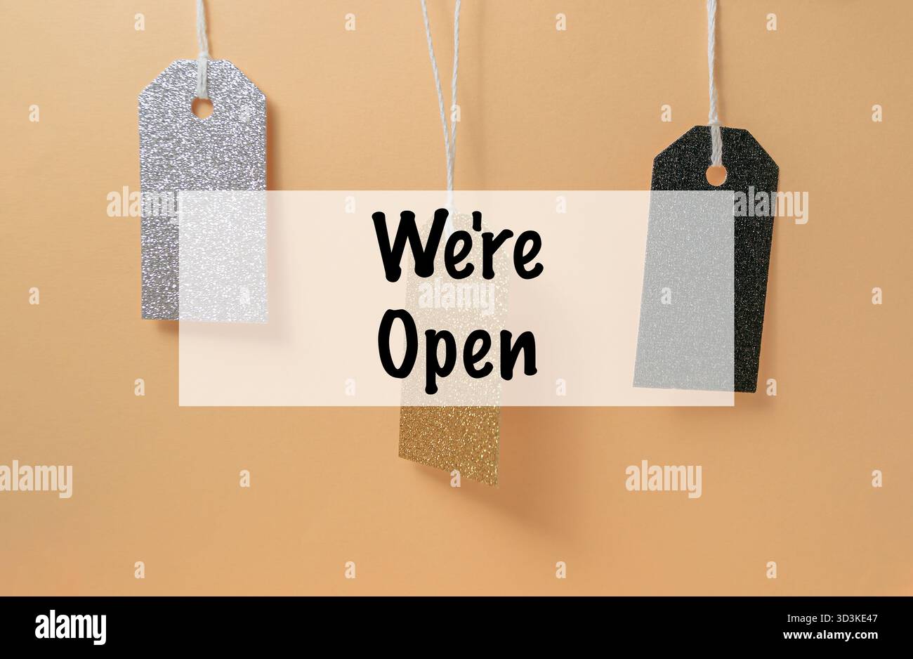 Cartellini decorativi colorati appesi su uno sfondo morbido, con un messaggio importante, ideali per materiali promozionali, che mettono in mostra creatività e. Foto Stock