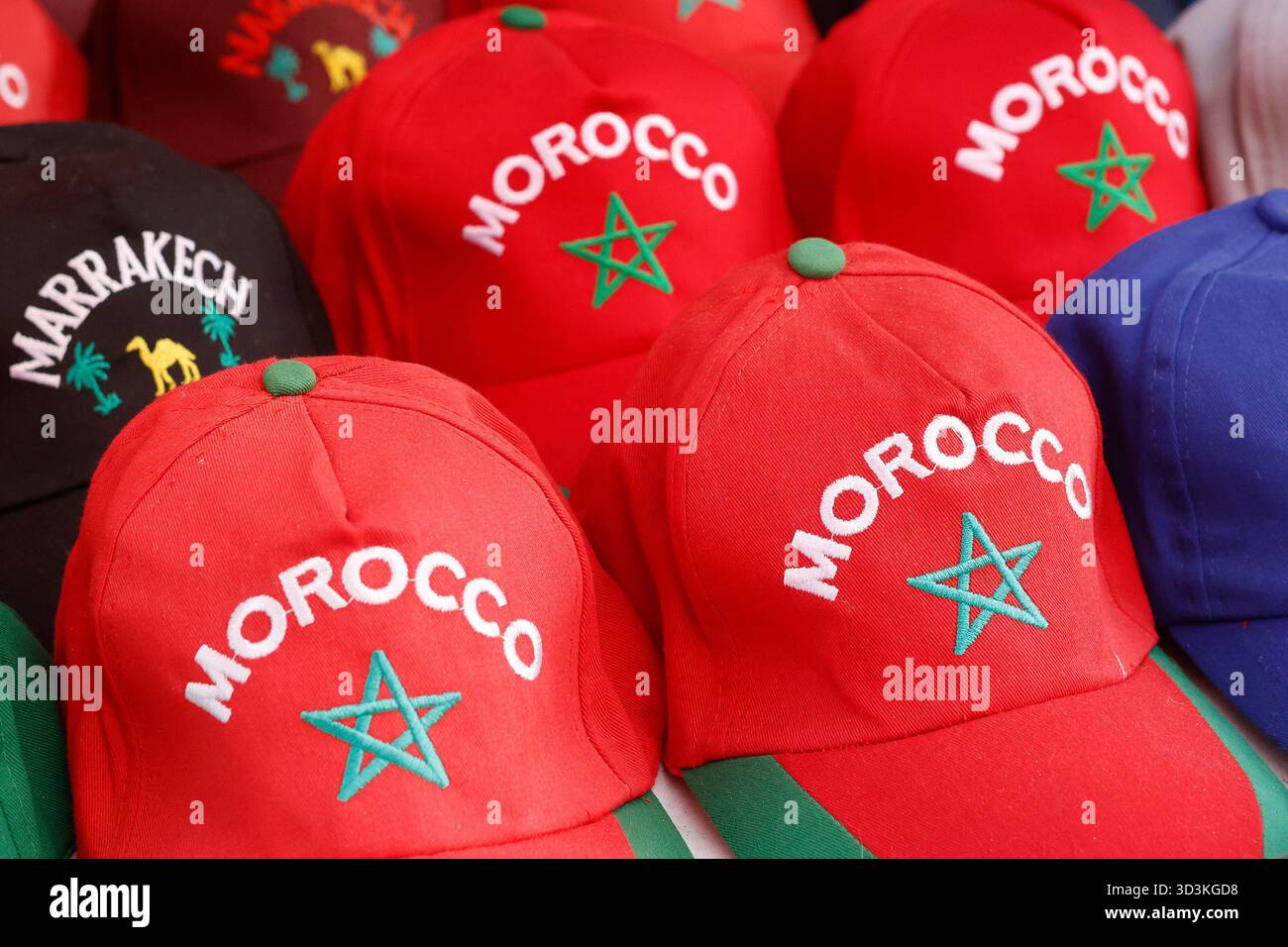 Cappellini da baseball souvenir in vendita nella Medina di Marrakech, Marocco Foto Stock