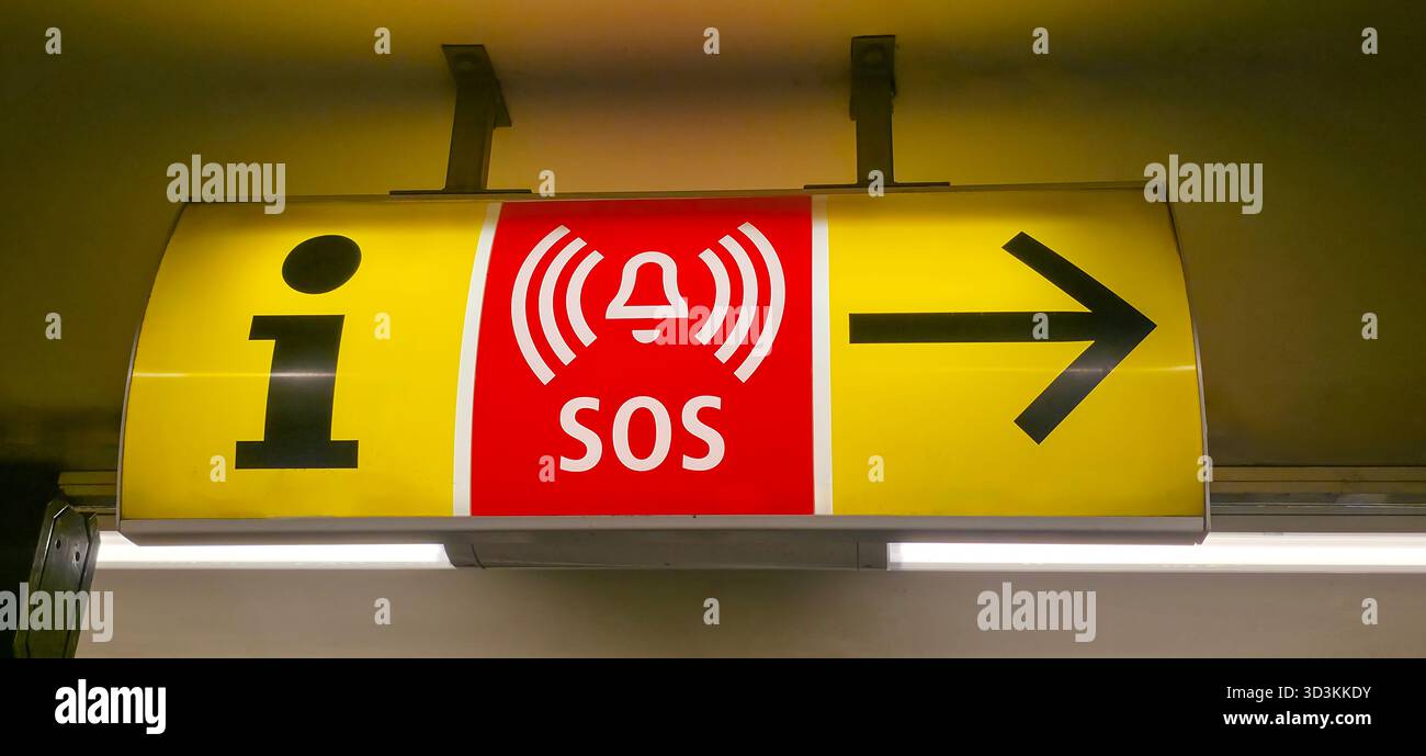 Berlino, Germania - 11 luglio 2025: . Il segnale informativo di emergenza visualizza l'avviso SOS con una freccia direzionale per la guida - Immagine stock catturata con smartphone