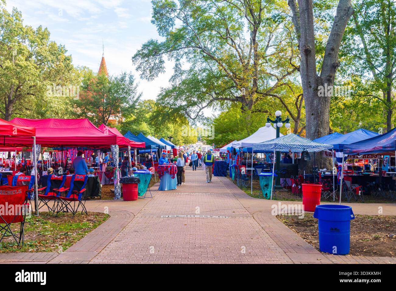 Oxford, MS - 1° novembre 2025: Tifosi e tende da coda nel Grove, nel campus della University of Mississippi, il giorno della partita. Foto Stock