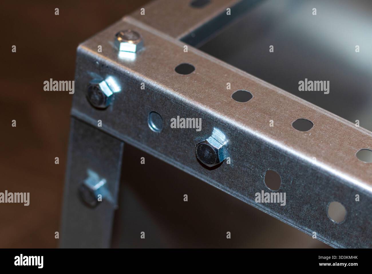 Punto di collegamento per scaffalature o sistemi di scaffalatura modulari in metallo, con componenti in acciaio zincato Uniti da bulloni e dadi Foto Stock
