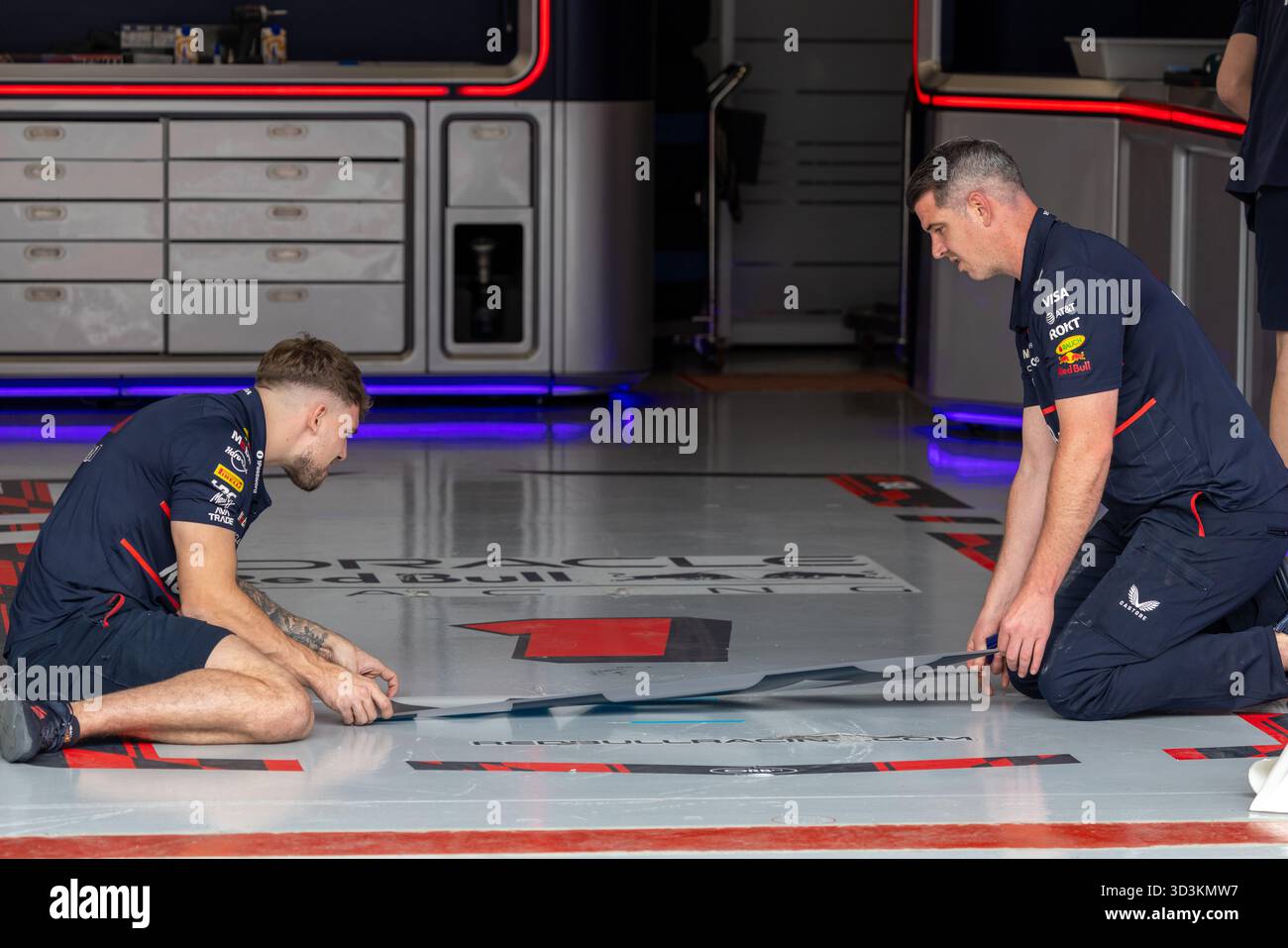 San Paolo, BRA. 06/11/2025. Meccanici del Red Bull Team al lavoro, durante la Formula 1 MSC Cruises grande Premio De Sao Paulo 2025. Crediti: Alessio Morgese / Emage / Alamy live news Foto Stock