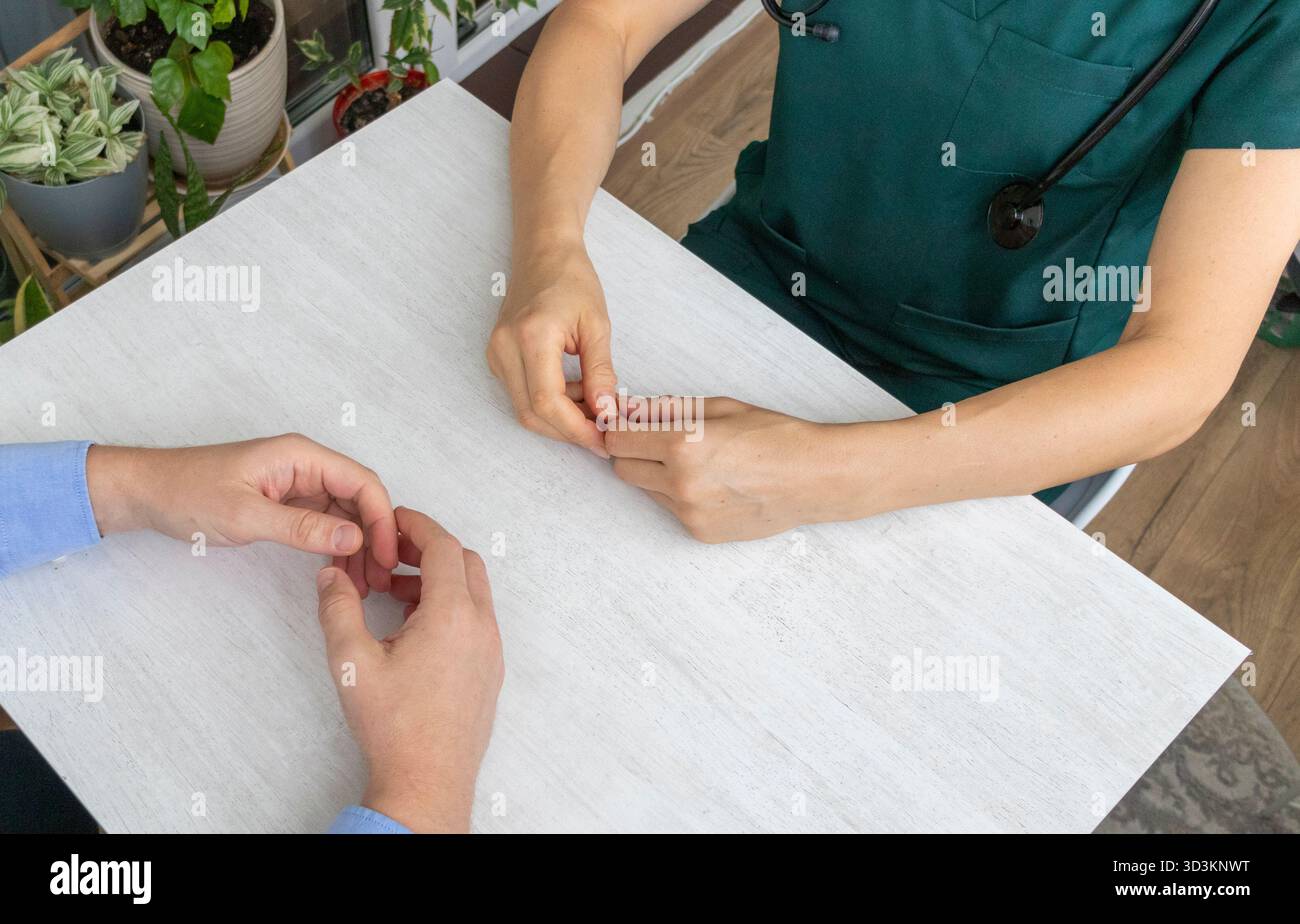 Medico donna che conforta la paziente Foto Stock