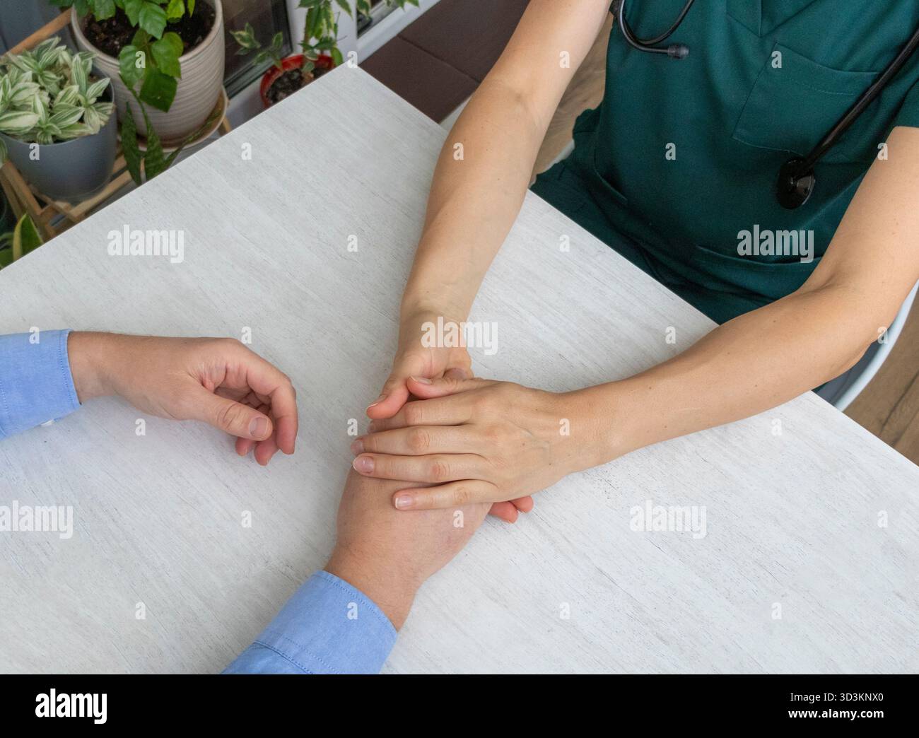 Medico donna che conforta la paziente Foto Stock