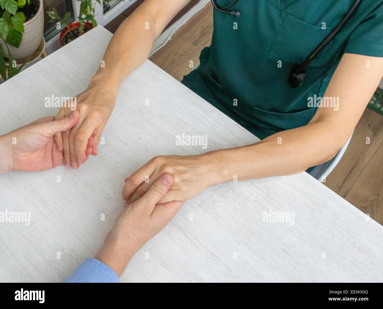 Medico donna che conforta la paziente Foto Stock