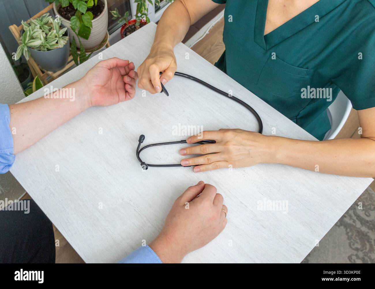 Medico donna che conforta la paziente Foto Stock