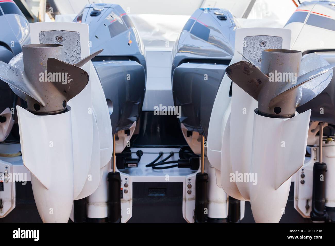 Eliche a motore per yacht a motore e imbarcazioni da vicino. I motori sono installati a poppa dell'imbarcazione. I motori fuoribordo a poppa dell'imbarcazione Foto Stock
