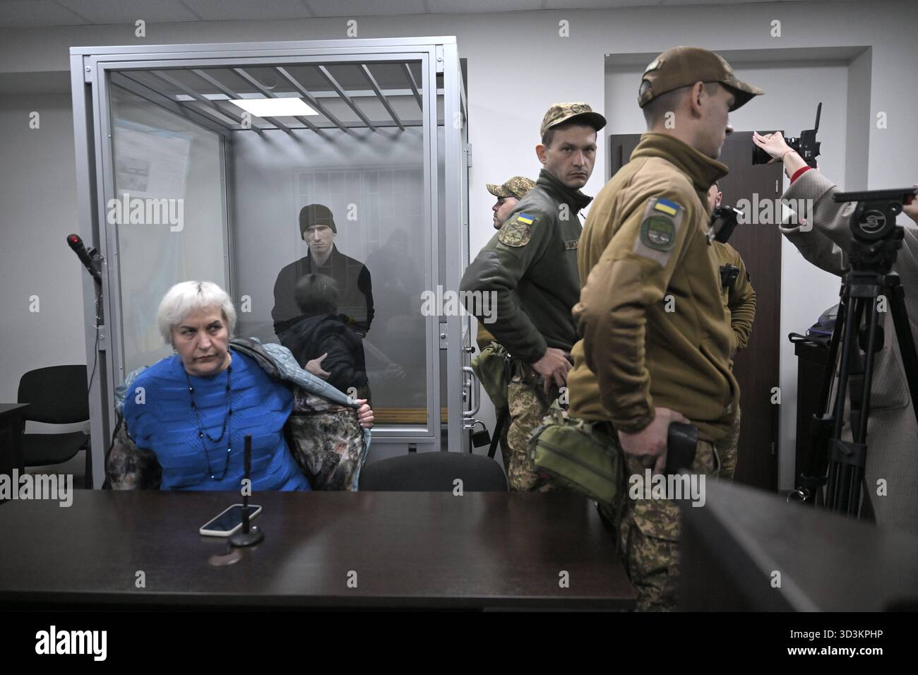 Un militare di 27 anni della Federazione russa Dmytro Kurashov, accusato di aver commesso un crimine di guerra (l'esecuzione di un prigioniero di guerra ucraino durante l'assalto alle posizioni delle forze armate ucraine il 6 gennaio 2024, nel distretto di Polohy nella regione di Zaporizhzhia) ascolta il verdetto del tribunale che lo condanna all'ergastolo durante un'udienza presso il tribunale distrettuale Zaporizhzhia, Zaporizhzhia, Ucraina, il 2025 novembre. Il soldato condannato sparò tre colpi da un fucile d'assalto al soldato Vitalii Hodniuk della 127a brigata separata della difesa territoriale F Foto Stock