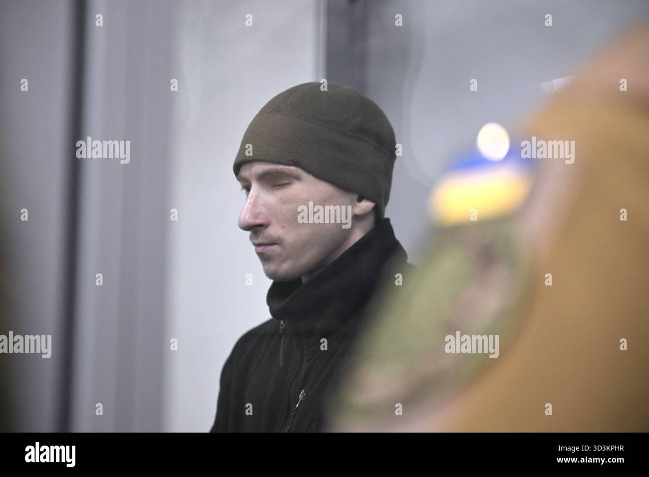 Un militare di 27 anni della Federazione russa Dmytro Kurashov, accusato di aver commesso un crimine di guerra (l'esecuzione di un prigioniero di guerra ucraino durante l'assalto alle posizioni delle forze armate ucraine il 6 gennaio 2024, nel distretto di Polohy nella regione di Zaporizhzhia) ascolta il verdetto del tribunale che lo condanna all'ergastolo durante un'udienza presso il tribunale distrettuale Zaporizhzhia, Zaporizhzhia, Ucraina, il 2025 novembre. Il soldato condannato sparò tre colpi da un fucile d'assalto al soldato Vitalii Hodniuk della 127a brigata separata della difesa territoriale F Foto Stock