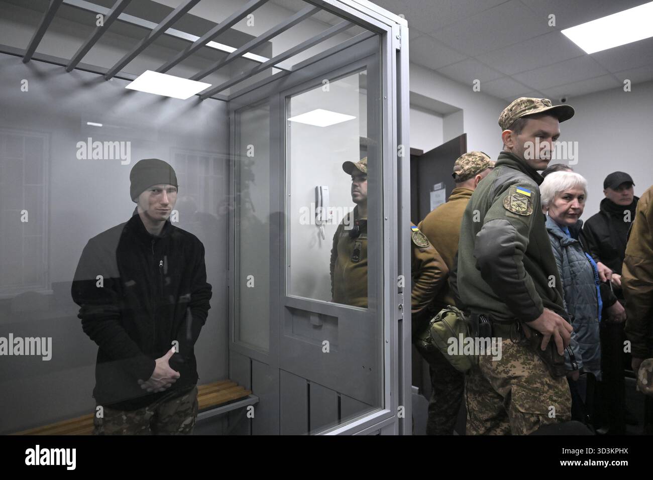 Un militare di 27 anni della Federazione russa Dmytro Kurashov, accusato di aver commesso un crimine di guerra (l'esecuzione di un prigioniero di guerra ucraino durante l'assalto alle posizioni delle forze armate ucraine il 6 gennaio 2024, nel distretto di Polohy nella regione di Zaporizhzhia) ascolta il verdetto del tribunale che lo condanna all'ergastolo durante un'udienza presso il tribunale distrettuale Zaporizhzhia, Zaporizhzhia, Ucraina, il 2025 novembre. Il soldato condannato sparò tre colpi da un fucile d'assalto al soldato Vitalii Hodniuk della 127a brigata separata della difesa territoriale F Foto Stock