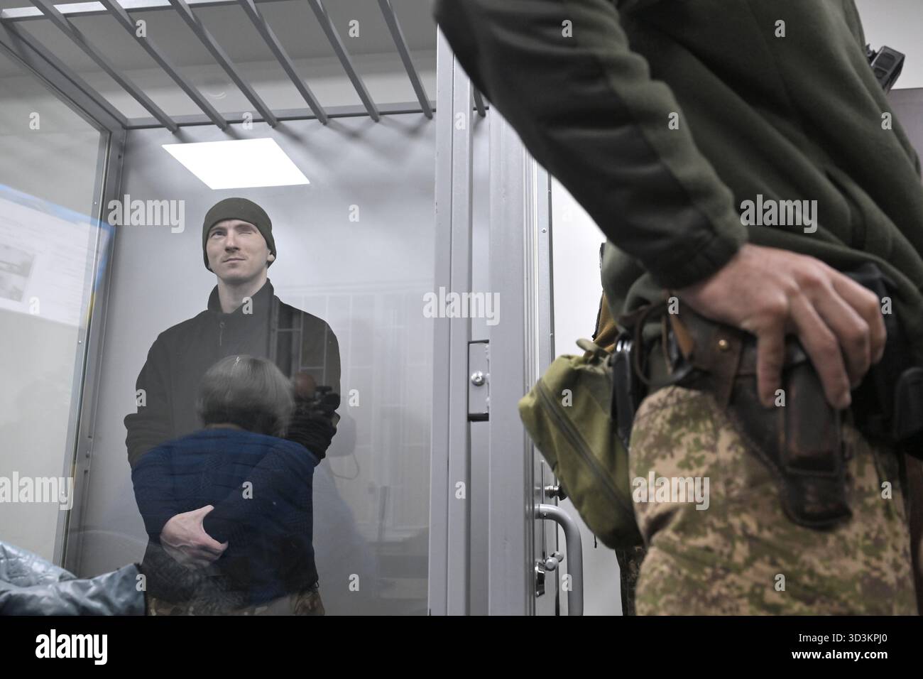 Un militare di 27 anni della Federazione russa Dmytro Kurashov, accusato di aver commesso un crimine di guerra (l'esecuzione di un prigioniero di guerra ucraino durante l'assalto alle posizioni delle forze armate ucraine il 6 gennaio 2024, nel distretto di Polohy nella regione di Zaporizhzhia) ascolta il verdetto del tribunale che lo condanna all'ergastolo durante un'udienza presso il tribunale distrettuale Zaporizhzhia, Zaporizhzhia, Ucraina, il 2025 novembre. Il soldato condannato sparò tre colpi da un fucile d'assalto al soldato Vitalii Hodniuk della 127a brigata separata della difesa territoriale F Foto Stock