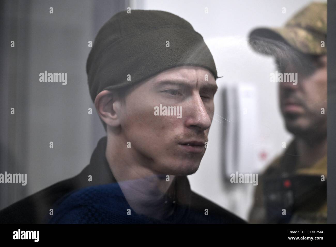 Un militare di 27 anni della Federazione russa Dmytro Kurashov, accusato di aver commesso un crimine di guerra (l'esecuzione di un prigioniero di guerra ucraino durante l'assalto alle posizioni delle forze armate ucraine il 6 gennaio 2024, nel distretto di Polohy nella regione di Zaporizhzhia) ascolta il verdetto del tribunale che lo condanna all'ergastolo durante un'udienza presso il tribunale distrettuale Zaporizhzhia, Zaporizhzhia, Ucraina, il 2025 novembre. Il soldato condannato sparò tre colpi da un fucile d'assalto al soldato Vitalii Hodniuk della 127a brigata separata della difesa territoriale F Foto Stock