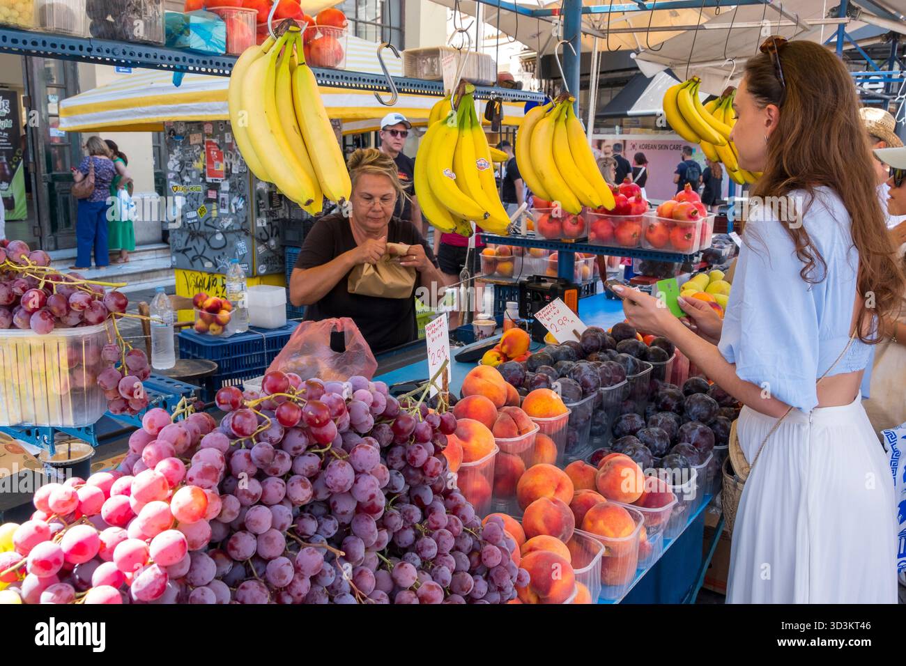 Chiosco della frutta in Piazza Monastiraki, Atene, Grecia Foto Stock