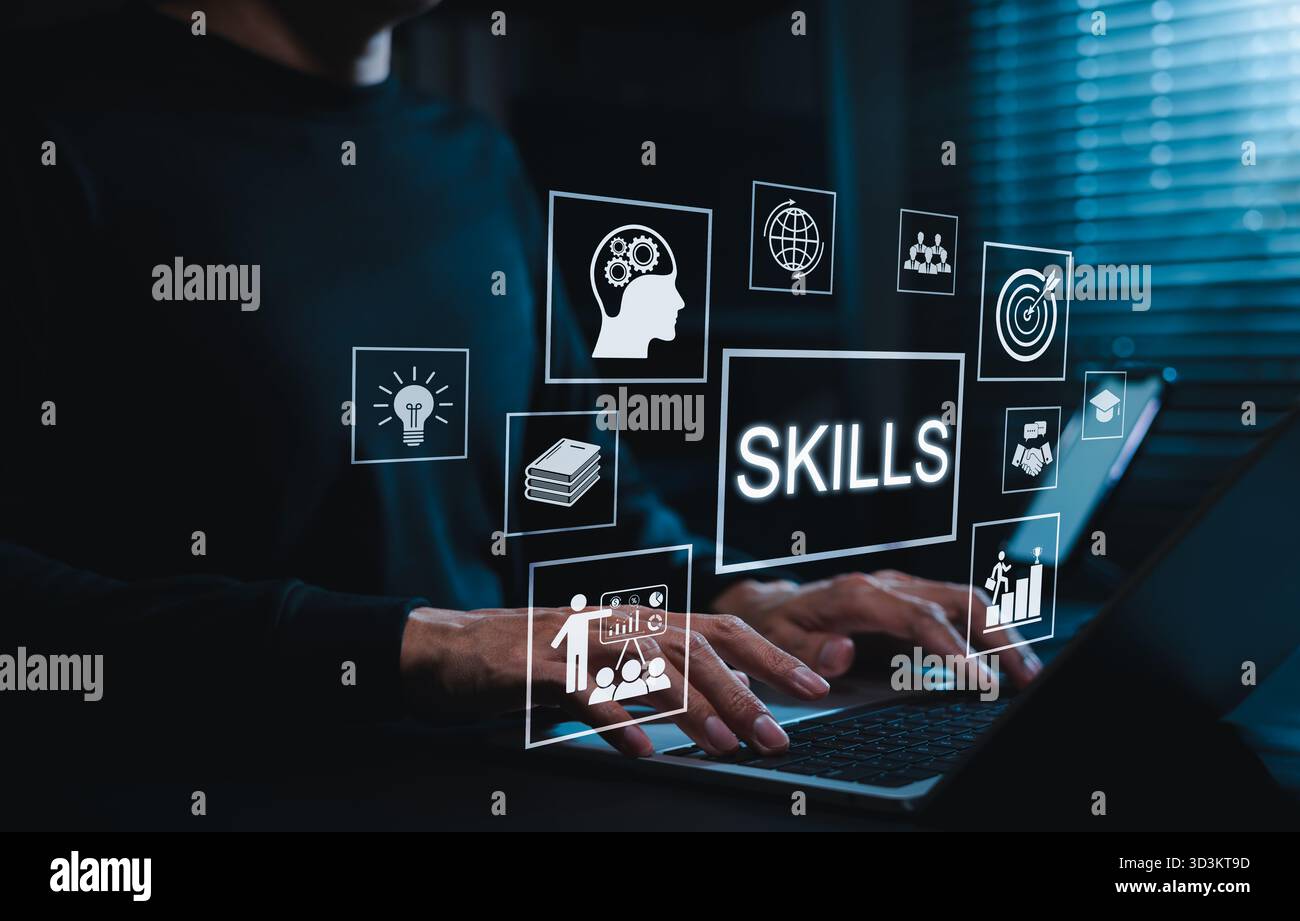 Concetto di sviluppo delle competenze. Persona che utilizza un notebook con icone digitali che rappresentano apprendimento, formazione, conoscenza, successo, crescita professionale Foto Stock