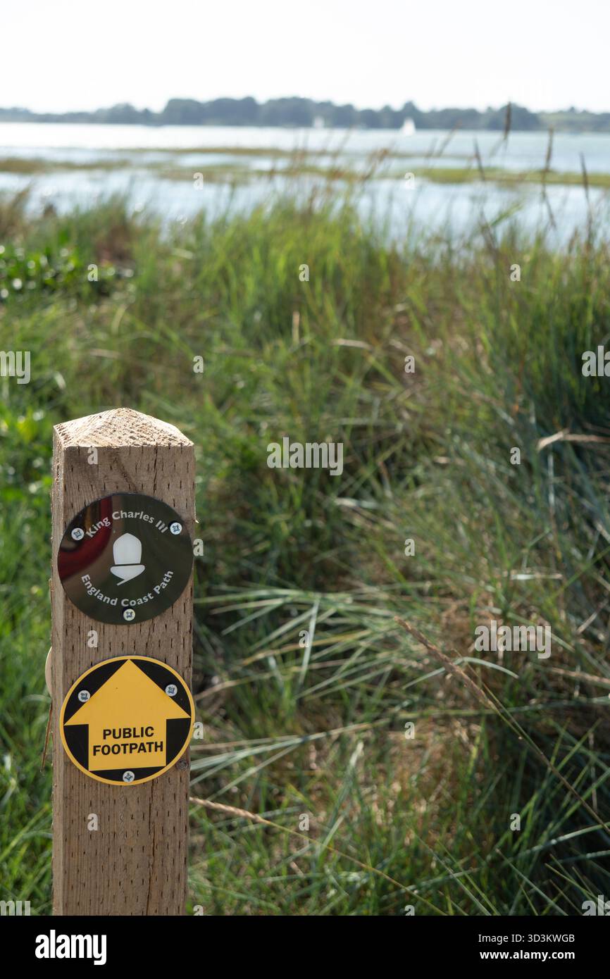 Kings Charles 111, sentiero costiero e cartello pedonale sul fiume Orwell, Suffolk, Inghilterra Foto Stock