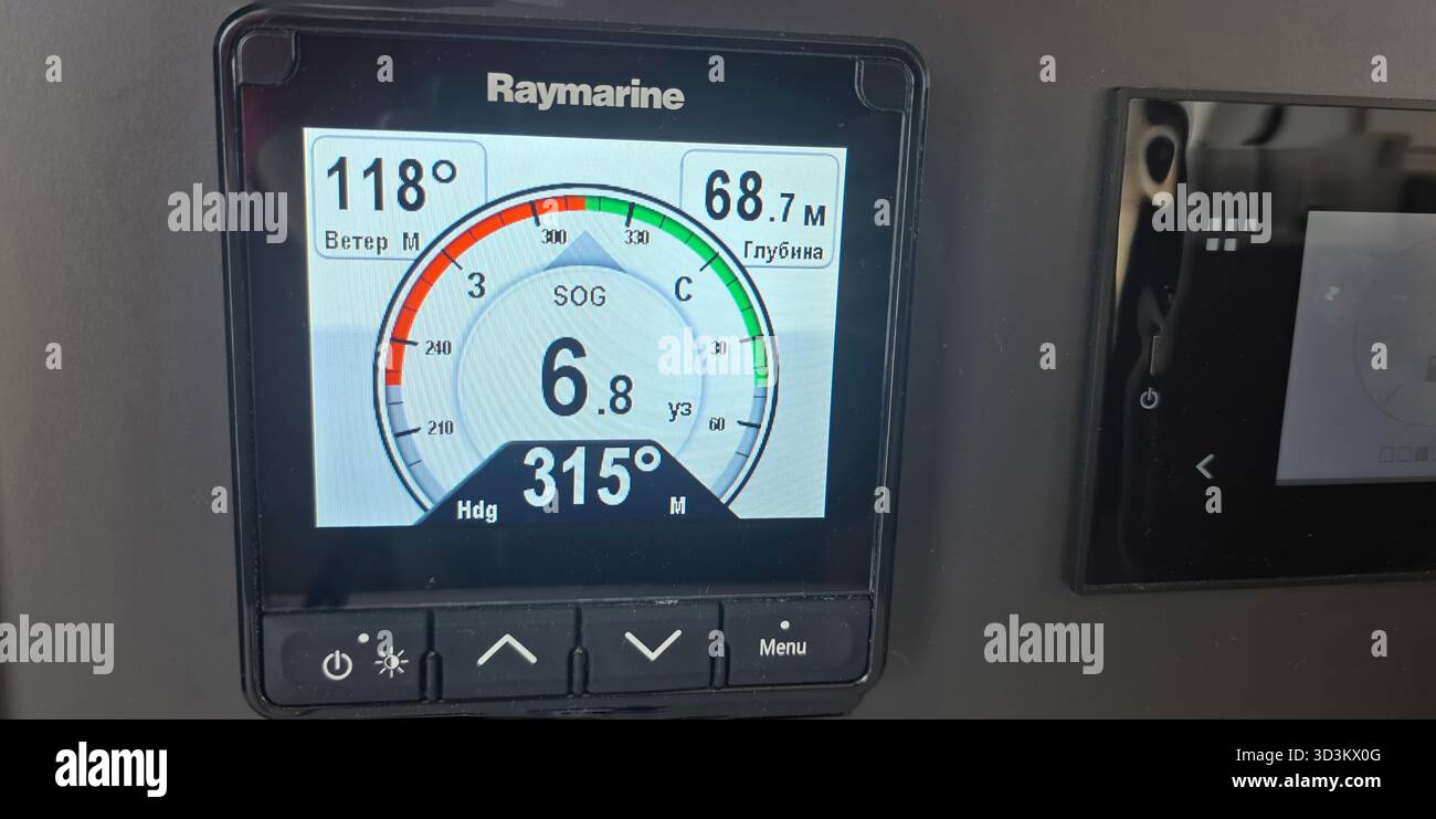 . Il display per la navigazione marina è dotato di parametri di velocità, profondità e direzione del vento, che forniscono informazioni essenziali per una navigazione e una navigazione sicure - Immagine stock catturata con smartphone