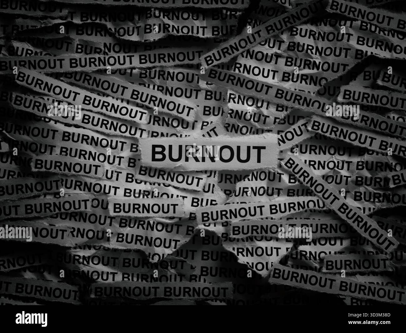 Strisce di giornali con le parole Burnout scritte sopra. Bianco e nero. Primo piano. Foto Stock